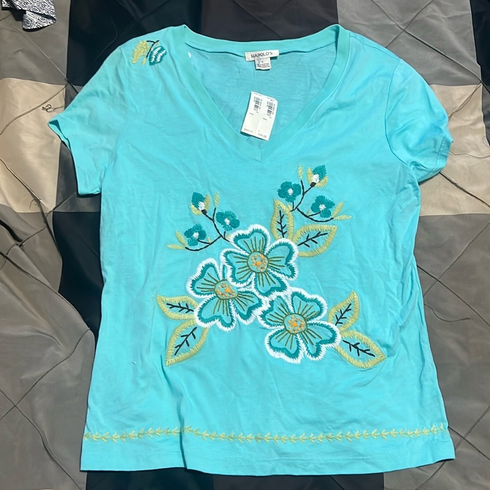 NWT Harold’s embroidered tshirt